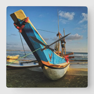 Relógio Quadrado Barco de pesca colorido pelo oceano