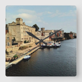 Relógio Quadrado Barco, na água