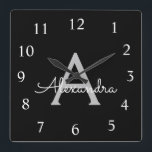 Relógio Quadrado Black Silver Modern Script Girly Monographic Name<br><div class="desc">Relógio de Nome do Monograma do Silver e do Script Negro. Isto faz o doce e perfeito aniversário de 16 anos,  casamento,  chá de panela,  aniversário,  chá de fraldas ou festa de solteira presente para alguém que ama luxo de luxo e estilos quíticos.</div>