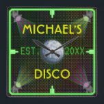 Relógio Quadrado Bola Home customizável do disco dos anos 70 do bar<br><div class="desc">Criar seu próprio pulso de disparo de parede feito sob encomenda do quadrado do bar da casa do disco dos anos 70 usando este modelo. O pulso de disparo tem uma beira de néon verde com os quatro projectores que brilham em uma bola prateada do espelho do disco/bola do brilho....</div>