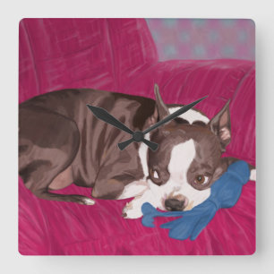 Relógio Quadrado Boston Terrier que descansa no sofá vermelho -