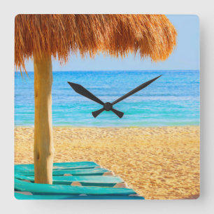 Relógio Quadrado Cabana & Loungers da grama na praia