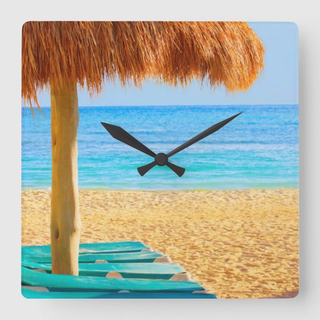 Relógio Quadrado Cabana & Loungers da grama na praia (Frente)