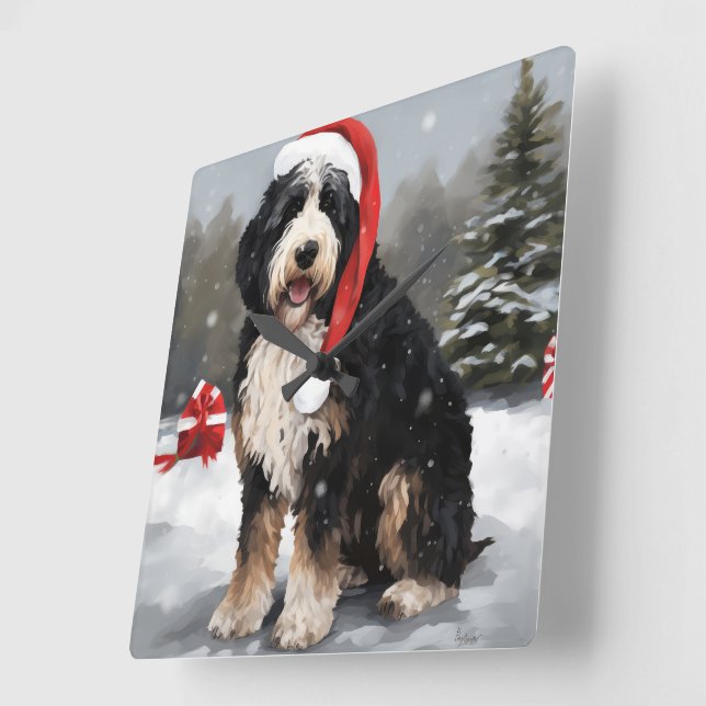 Relógio Quadrado Cachorro de Bernedoodle no Natal da Neve (Ângulo)