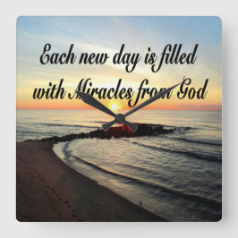 RELÓGIO QUADRADO CADA DIA SÃO MILAGRES DE DEUS