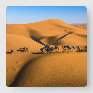 Relógio Quadrado camelos no deserto sob céu azul
