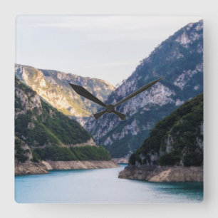 Relógio Quadrado Canyon do rio Piva no Montenegro norte.