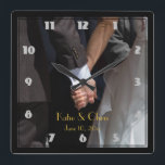 Relógio Quadrado Casal de Casamento Romântico e Elegante Segurando<br><div class="desc">Uma lembrança de casamento romântica e elegante,  com uma fotografia de um casal de mãos dadas. A imagem foca-se nas mãos dos casais amarradas,  enquanto vestem a roupa de casamento do rico. Ela está de vestido de noiva e ele de terno. Personalize com seus nomes e data de casamento.</div>