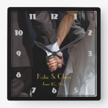 Casal de Casamento Romântico e Elegante Segurando 