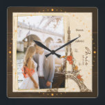 Relógio Quadrado Casal romântico se abraçando perto da torre do eif<br><div class="desc">Casal romântico se abraçando perto da torre do Effel em Paris Square Wall Clock.</div>