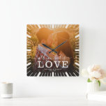 Relógio Quadrado Casamento Moderno de Chic Tudo que você precisa é<br><div class="desc">travesseiro decorativo de fotos em quadrinhos com escrita e leitura de tipografia moderna:' Tudo que você precisa é Amor ao lado de seus nomes personalizados. Personalize com sua foto favorita,  seus nomes e sua data de casamento. presente de Excelente para Dia de os namorados,  recém-casados ou aniversário.</div>