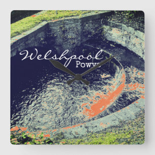 Relógio Quadrado Cascata e Piscina laranja em Welshpool, Powys