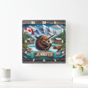 Relógio Quadrado Castor Canadense Segurando Galho Perto de Lago de
