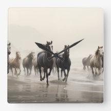 Cavalos selvagens numa praia embaçada