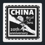 Relógio Quadrado China tradicional no aniversário de 20<br><div class="desc">Se quiser ajuda para personalizar este design, use o botão Perguntar a este designer, logo abaixo deste texto. Uma design romântica para um 20 de 20 anos de casamento de casais casados. A ilustração de um homem e de uma esposa de mãos dadas, o texto lê a porcelana, que é...</div>