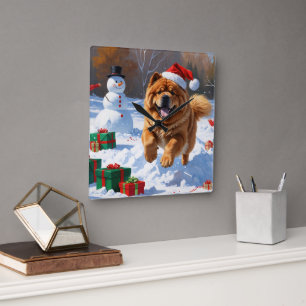 Relógio Quadrado Chow Chow Correndo na Neve com Chapéu de Natal