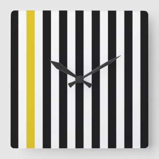 Relógio Quadrado Com Uma Faixa Amarela