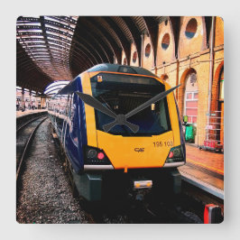 Relógio Quadrado Comboio amarelo e azul, na estação de York