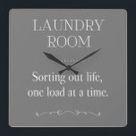 Relógio Quadrado Como Eliminar A Vida Útil Uma Carga De Cada Vez Ci<br><div class="desc">Este engraçado relógio da lavanderia apresenta a frase "LAUNDRY ROOM Classificando a vida uma carga de cada vez" em uma combinação de fontes brancas em um fundo de cinza e acentuadas com elementos antigos. Volte a divertir-se numa tarefa chata!</div>