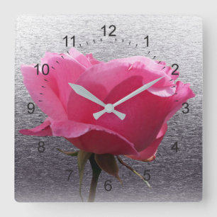 Relógio Quadrado cor-de-rosa sobre a cinza
