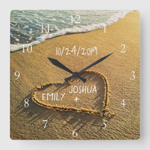 Relógio Quadrado Coração na Praia da Areia Vista do Oceano Tropical