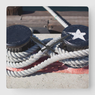 Relógio Quadrado Corda Ligada A Dois Bollards