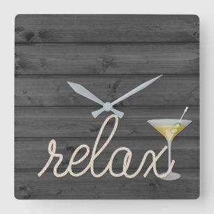 Relógio Quadrado corda náutica sobre madeira com martini e texto r
