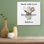 Relógio Quadrado Cozinha da avó | Feito com Amor Personalizado<br><div class="desc">Compartilhe o amor do cozinhar da vovó criando um relógio personalizado da cozinha só para suas receitas especiais! Embelados com utensílios e cinzas de cozinha de aquarelas e flores roxas com verde. Personalize qualquer membro da família ou use um nome e sobrenome. Você também pode mudar a localização 'cozinha' para...</div>