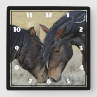 Dois cavalos selvagens de Brown que Nuzzling