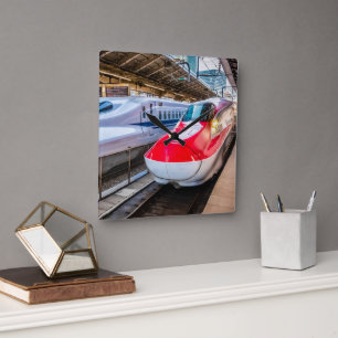 Relógio Quadrado Dois Shinkansen na Estação de Tóquio