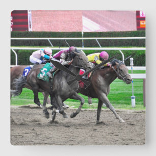 Relógio Quadrado E estão em Saratoga