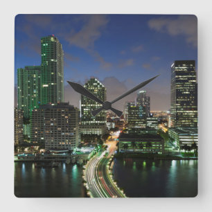Relógio Quadrado Elevated city skyline