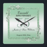 Relógio Quadrado Emerald Gem & Glitter 55º Aniversário de Casamento<br><div class="desc">Glamorosa e elegante relógio de 55° aniversário do casamento do Emerald com joias de pedra verde na moda emerald de pedra preciosa de canto decorações antigas e quadros de borda brilhantes coloridos correspondentes. Uma design romântica para sua celebração. Todo texto, fonte e cor da fonte são totalmente personalizáveis para atender...</div>