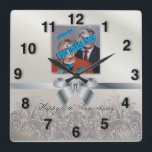 Relógio Quadrado Especial de 25 Na moda de de Silver<br><div class="desc">⏳ comemorar o amor do eterno com este Relógio de Muro do Na moda Silver! Projetado com o charme vintage, este elegante e prateado relógio apresenta um fundo ao estilo na moda com sotaques decorativos delicados, fazer-o como um guardião perfeito para aniversários, casamentos ou marcos especiais. Feito com materiais de...</div>