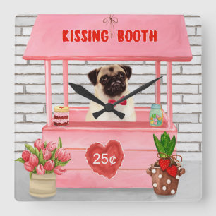 Relógio Quadrado Estande de Beijos de Cachorro Pug no Dia dos Namor