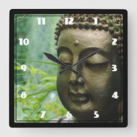 Estátua Buda Pacífica numa Floresta Verde Folha