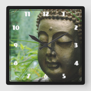 Relógio Quadrado Estátua Buda Pacífica numa Floresta Verde Folha