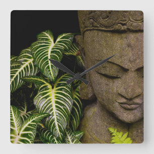 Relógio Quadrado Estátua em um Jardim Informações de Localização: M