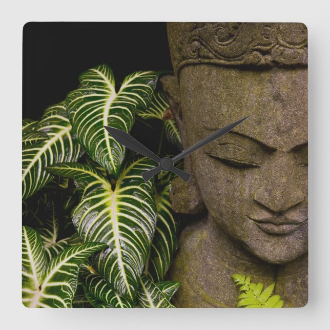 Relógio Quadrado Estátua em um Jardim Informações de Localização: M (Frente)