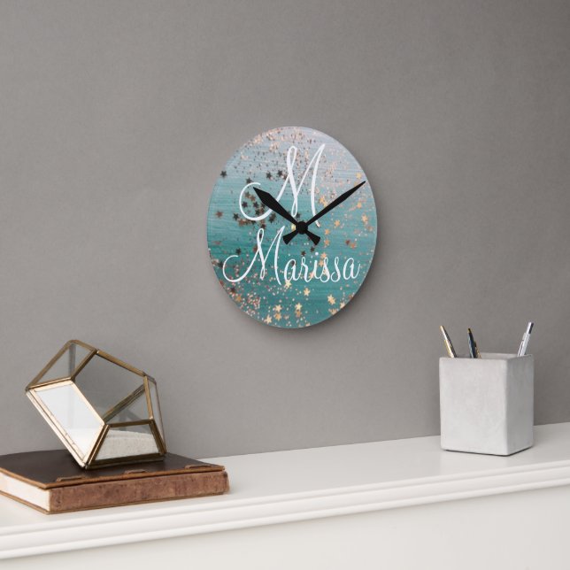 Relógio Quadrado Estrelas Douradas do Monograma no Teal             (Escritório)