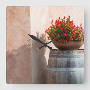 Relógio Quadrado Europa, Itália, Toscana. Vaso de flor