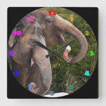 Feliz sorriso de elefantes bonitos brincando na ne