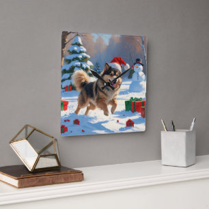 Relógio Quadrado Finnish Lapphund Correndo na Neve com Chapéu de Na