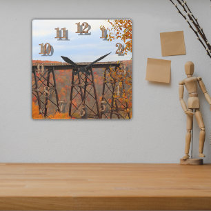 Relógio Quadrado Folhas de Outono Brilhantemente Coloridas na Ponte
