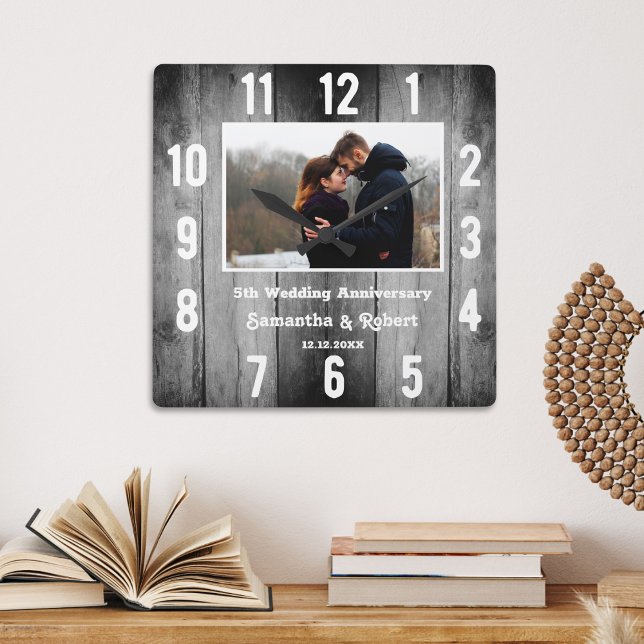 Relógio Quadrado Foto do aniversário de 5 anos de madeira preta afl (Distressed Black Wood 5 Year Anniversary Photo Square Wall Clock
)