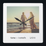 Relógio Quadrado Foto Nova Simples, Preta e Branca<br><div class="desc">Um relógio de parede divertido que imita o aspecto de uma foto instantânea. Este legal relógio de parede apresenta um design mínimo e um filtro sobre a sua foto para lhe dar uma aparência retrógrada e envelhecida (o filtro pode ser alterado ou removido clicando no botão personalizar). Faz um presente...</div>