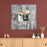 Relógio Quadrado  Foto personalizada do Aniversário de Casamento de<br><div class="desc">Relógio único para personalizar com foto de casal,  nome e ano estabelecido. O relógio de casamento rústico com um efeito de madeira aflita faz um presente de excelente para casamentos,  aniversários e novo aquecimento doméstico.</div>