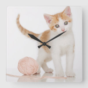 Relógio Quadrado Gatinho ao lado da bola da corda