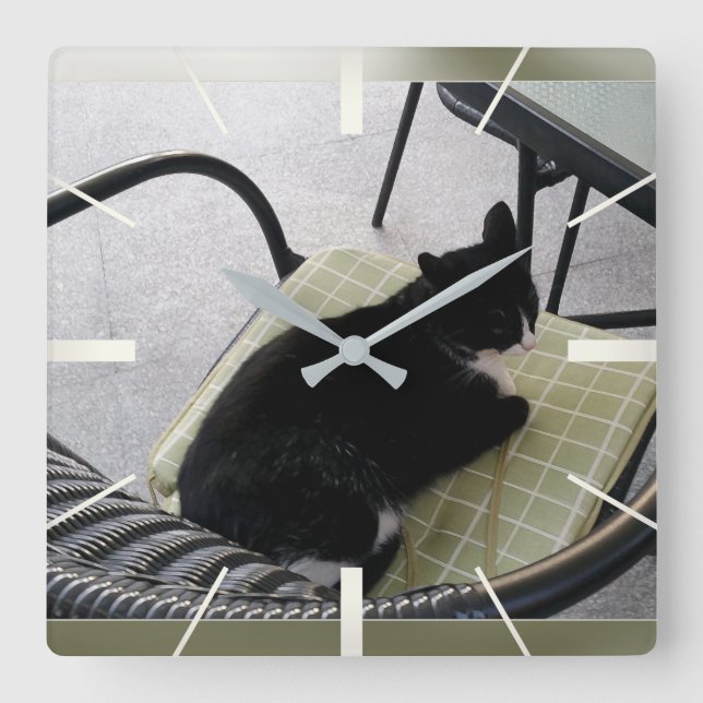 Relógio Quadrado Gato negro em um terraço (Frente)