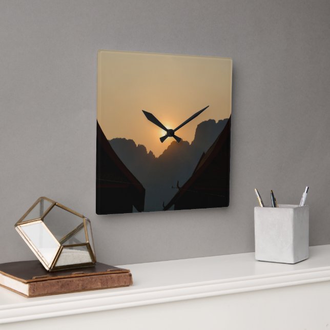 Relógio Quadrado Golden light on the peaks: sunset in Vang Vieng (Escritório)